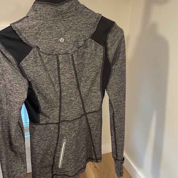LULULEMON Run Your Heart Out Pullover Heathered Black Gray, Size 2 - Picture 3 of 4